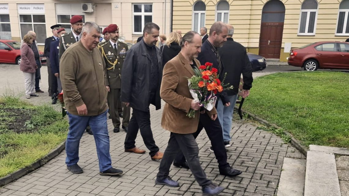 Pieta u pomníku padlých hrdinů. Pieta u pomníku padlých hrdinů.